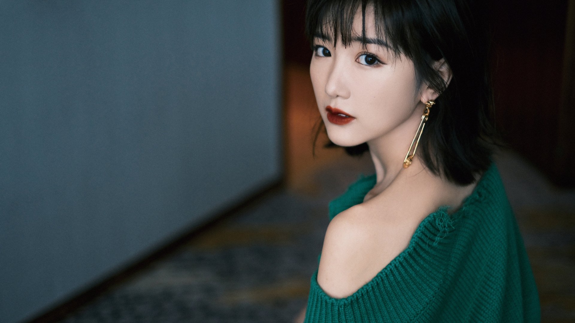 -核心球员缺席后球队是否优先调整中场站位而非锋线结构，核心球员角色球员区别